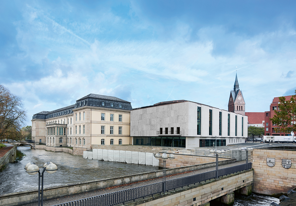 Altes Schloss und neuer Plenarbereich. (Bild: Joachim Grothus für blocher partners)