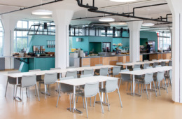 Cafeteria in der Van-Nelle-Fabrik mit Chassis-Bestuhlung (Design: Stefan Diez) und Aline-Tischen (Design: Andreas Störiko) von Wilkhahn, Bildnachweis: Wilkhahn, Foto: Stijn Poelstra