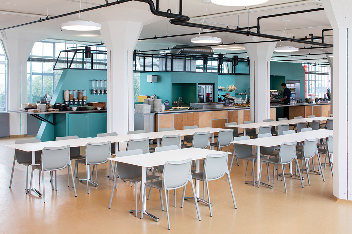Cafeteria in der Van-Nelle-Fabrik mit Chassis-Bestuhlung (Design: Stefan Diez) und Aline-Tischen (Design: Andreas Störiko) von Wilkhahn, Bildnachweis: Wilkhahn, Foto: Stijn Poelstra