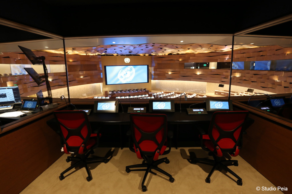 In den Übersetzungskabinen profitieren die DolmetscherInnen vom hohen Sitz- und Bewegungskomfort des Free-to-move-Drehstuhls IN (Design: wiege) von Wilkhahn. Fotos: Studio Peia / Giovanna Silva