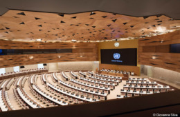 Mit 800 Sitzplätzen ist der kreisrunde Plenarsaal XIX der größte und technisch modernste Konferenzraum im europäischen Hauptsitz der Vereinten Nationen. Foto: Studio Peia / Giovanna Silva