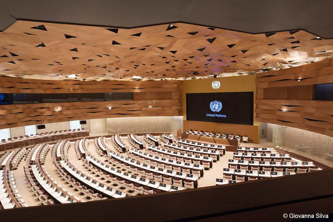 Mit 800 Sitzplätzen ist der kreisrunde Plenarsaal XIX der größte und technisch modernste Konferenzraum im europäischen Hauptsitz der Vereinten Nationen. Foto: Studio Peia / Giovanna Silva