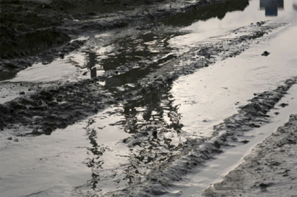 Eine Ölquelle, also "schwarzes Gold"? Ach nein, eher eine Pfütze auf einer ruhenden Baustelle ... (Bild: wilfried-dechau.de)