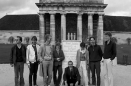 Antonio Hernandez (hockend) bei einer Exkursion in Arc-et-Senans (Bild: ifag, Uni Stuttgart)