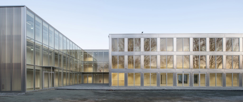 DEU, Deutschland, Frankfurt am Main, Erweiterungsbau der Europaeischen Schule Frankfurt, erbaut in nur 3 Monaten mit 98 Holzmodulen der Firma Kaufmann Bausysteme, Architektur von NKBAK Nicole Kerstin Berganski, Andreas Krawczyk 2015 | DEU, Germany, Frankfurt/Main, extension of the Europeen School Frankfurt, built within only 3 month with 98 wood moduls by Kaufmann Bausysteme, architecture by NKBAK Nicole Kerstin Berganski, Andreas Krawczyk 2015