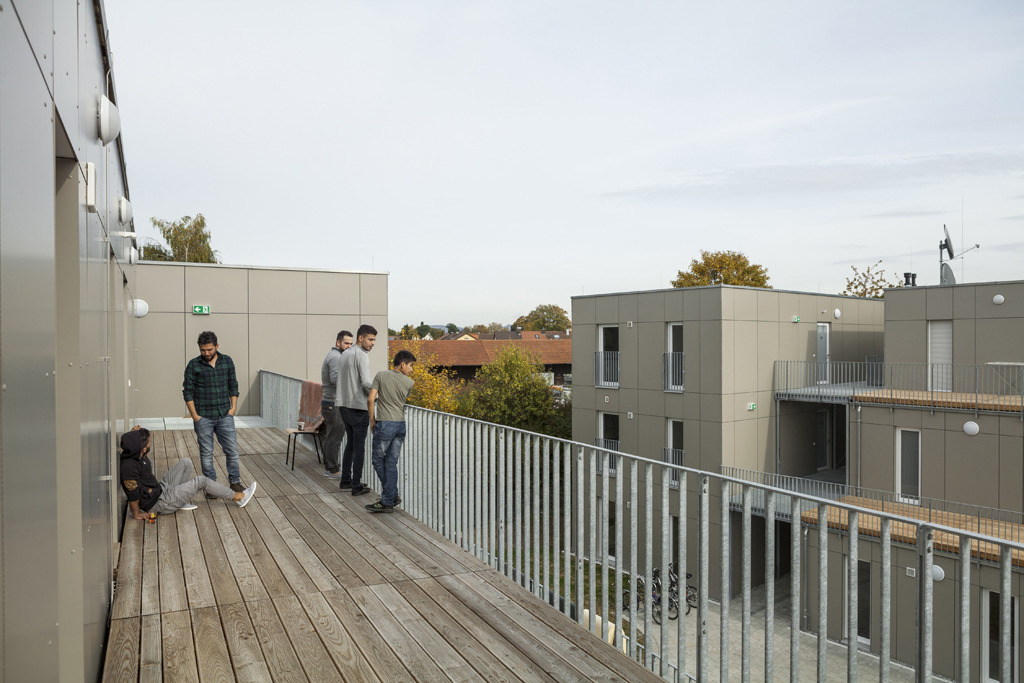 Alleinreisende Männer leben im jeweils obersten Stockwerk in 8er WG's mit je 2 Personen in einem Zimmer. Sie haben von ihrem Terrassengang einen guten Überblick über die Anlage.