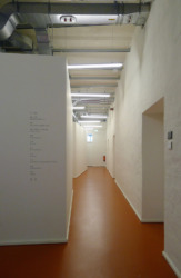 Flur im Akademie-Bereich mit eingestellten "Übungs-Boxen" (Bild: Ursula Baus)