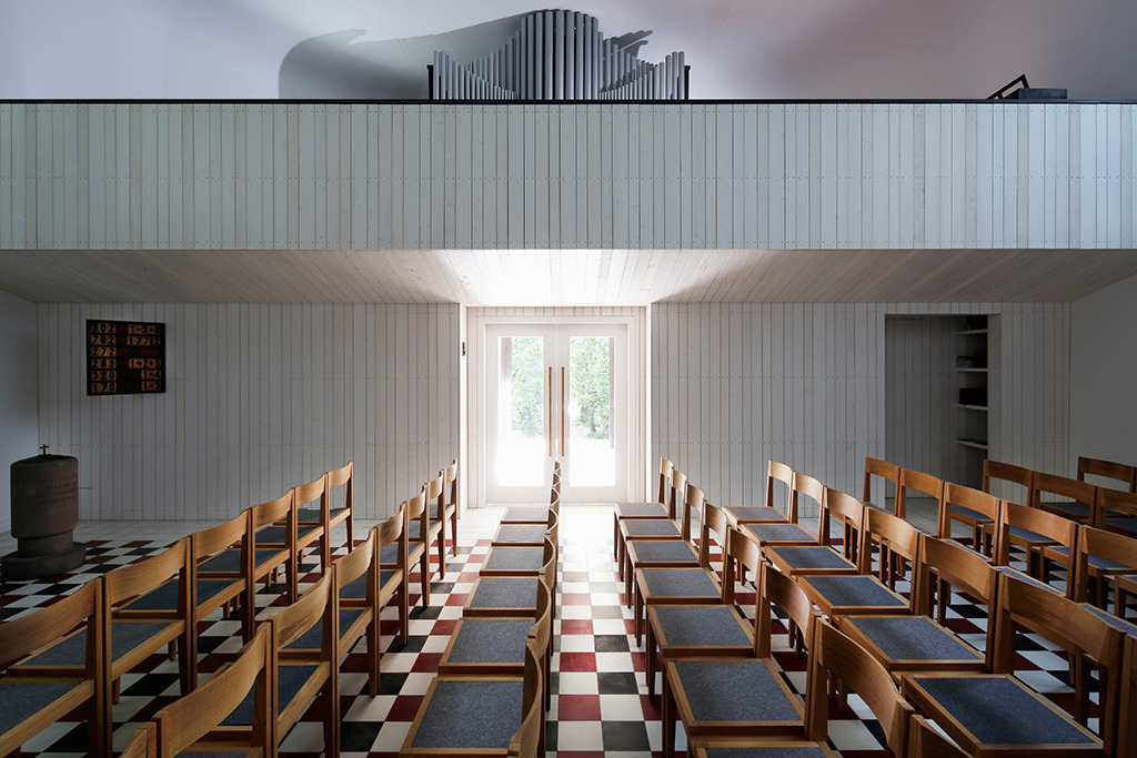 Seitlicher Ausgang, neue Empore mit Orgel (Bild: Sven Paustian)