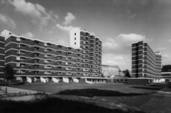 Ernst Mays Heinrich-Plett-Haus von Südwesten, im Hintergrund das Altenpflegeheim (Bild: Ernst May-Gesellschaft, Berlin)