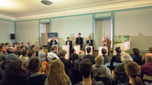 Geballte Kompetenz auf dem Podium, v. l. n. r.: Liane von Billerbeck (Moderation), Marta Doehler-Behzadi (Direktorin der IBA Thüringen), Kenneth Anders (IBA-Fachbeirat), Burkhardt Kolbmüller (Heimatbund Thüringen e.V.), Benjamin Immanuel Hoff (Thüringische Staatskanzlei, Kultusminister). (Bild: IBA Thüringen, Thomas Müller)