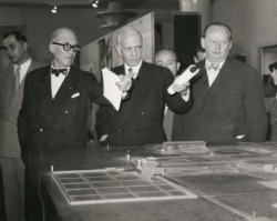 Otto Bartning mit Le Corbusier (links) und Hans Scharoun (Foto: Akademie der Künste, Berlin)