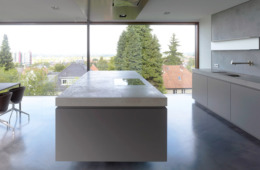 Puristische Glätte in Perfektion – Wohnhaus von Sebatian Büscher (Foto: Christian Richters)