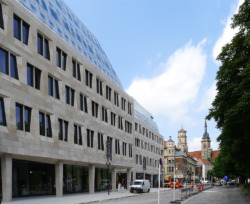 Fassaden der neue Baukörper am Karlsplatz, Blickrichtung Stiftskirche (Bild: Ursula Baus)