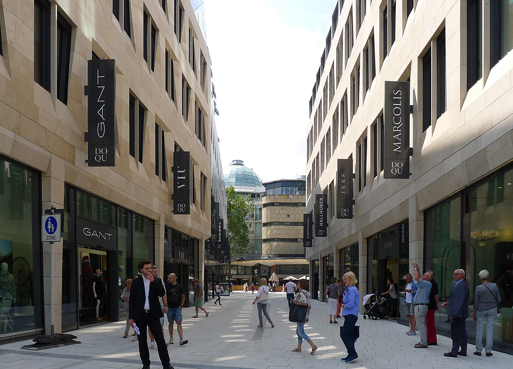 Die Sporerstraße zwischen Karlsplatz und Karlspasse (Kaufhaus Breuniger). Im Erdgeschoss stört die Verbarrikadierung des Sansibar-Aßennbereichs, dass ein tatsächlich öffentlicher Platz entsteht. (Bild: Ursula Baus)