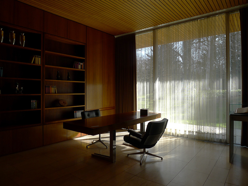 Das Büro der Bundeskanzler im Kanzlerbungalow, den Sep Ruf für Ludwig Erhardt gebaut hatte und der mit Unterstützung der Wüstenrot Stiftung saniert worden ist. Das Haus der Geschichte verwaltet den Bungalow und bietet Besichtigungen an, siehe > hier.