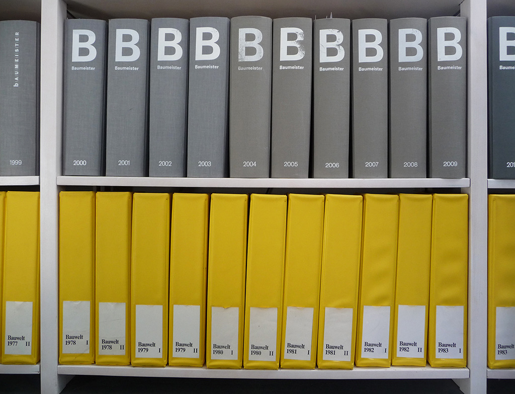 Das Bücherbrett als Einfeldträger – die Streckenlast q der Jahrsbände scheint nach der Regel ql²/8 ein gewaltiges Biegemoment zu erzeugen. (Bild: Wolfgang Bachmann) empfohlene