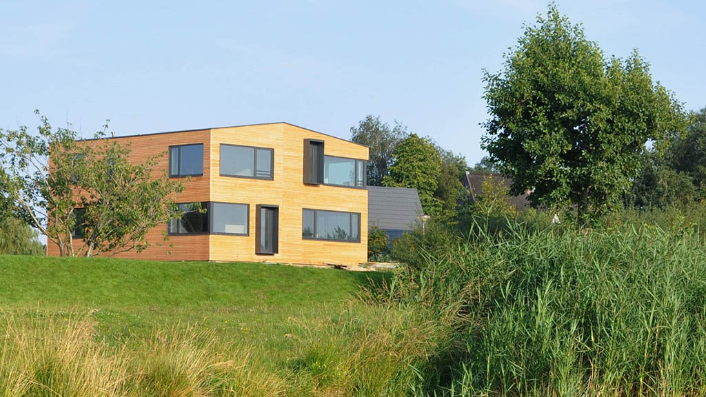 Schon außen lässt sich erkennen, wie im Ferienhaus die Landschaft inszeniert wird (Bild: Zigler Architekten)