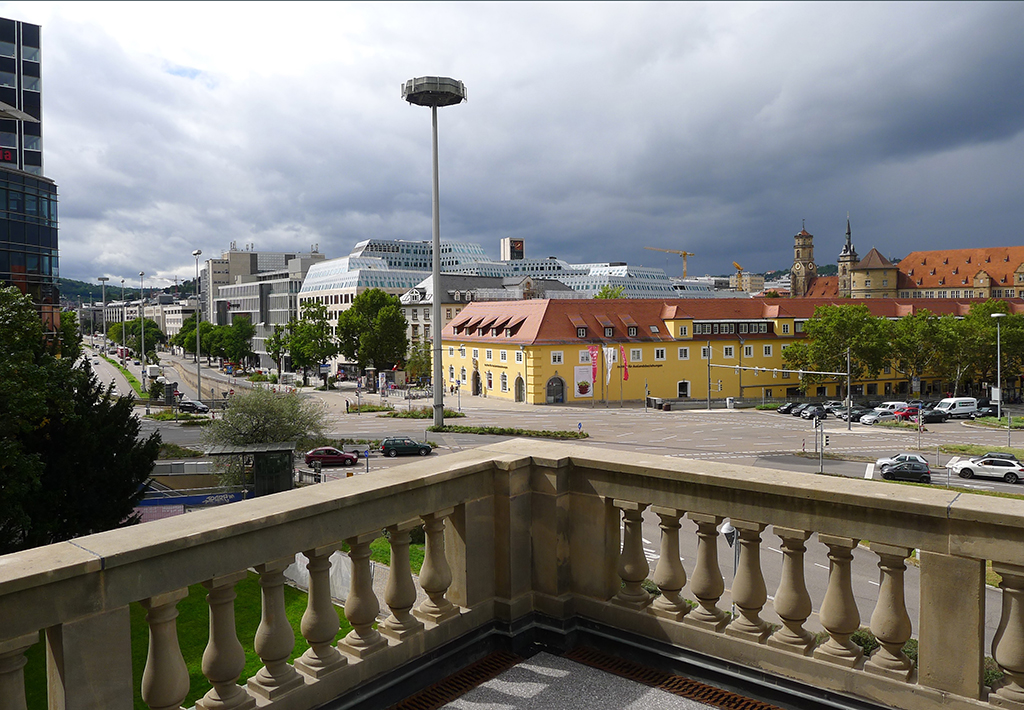 Blick vom Balkon des Wilhelmspalais' über den Charlottenplatz Richtung Dorotheenquartier (Bild: Ursula Baus)