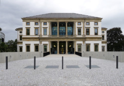 Die hangauswärts gelegene, lärmgeschützte Ostseite des Wilhelmspalais (Bild: Ursula Baus)
