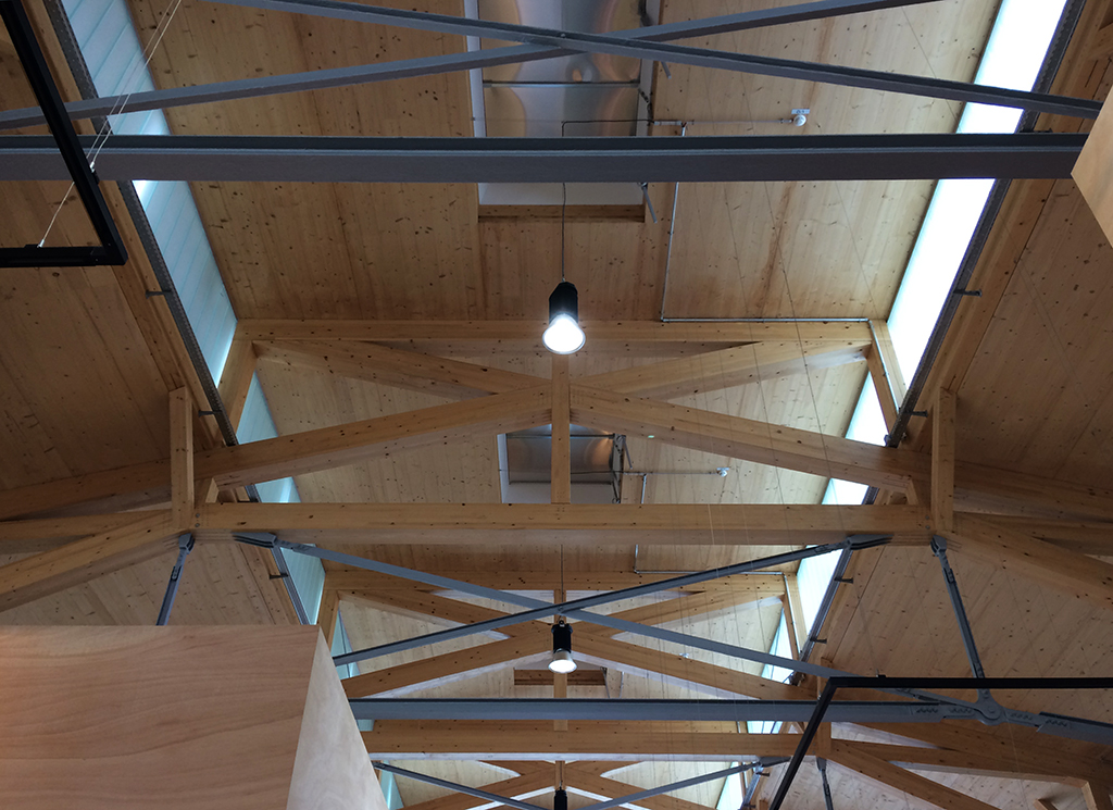 Sorgfältig konstruiert und detailliert: Holz nimmt Druck-, Stahl die Zugkräfte der Dachkonstrukion auf (Bild: Ursula Baus)