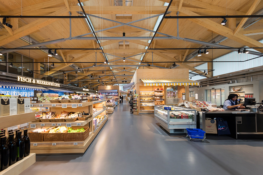 Übersichtlich, praktisch und nicht eng an eng: die Markthalle des Frischeparadieses ist auch gut ausgeleuchtet. (Bild: Erco, Frieder Blickle)