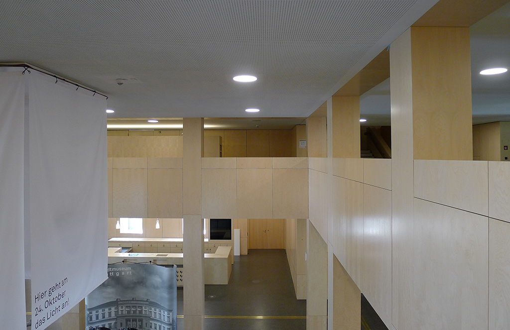 Blick vom Zwischengeschoss in die Haupthalle, die für die Architekturpreviwe bestückt ist. (Bild: Ursula Baus)