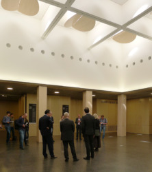 Oberlichtsaal mit vorbereiteten Tafeln zur Hugo Häring Preisverleihung (Bild: Ursula Baus)