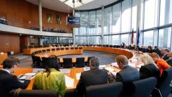 Große Runde in Ausschuss-Sitzungen (Bild: DBT/Trutsche/photothek.net)