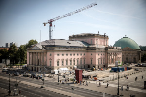 Blick von Unter den Linden zum Bebelplatz, im Hintergrund die Sankt-Hedwigs-Kathedrale (© Gordon Welters)