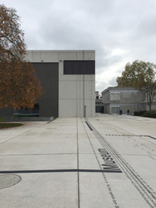 Rechts vom Neubau, am Scharnier zu Hanns Schöneckers Altbau, geht für der Weg am Café vorbei zum Eingang. (Bild: Wilfried Dechau)