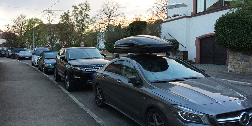 Der Elektrosmart als Öko-Beitrag in der Familienflotte aus Daimler, Rover, Maserati und Jeep? (Bild: Ursula Baus)