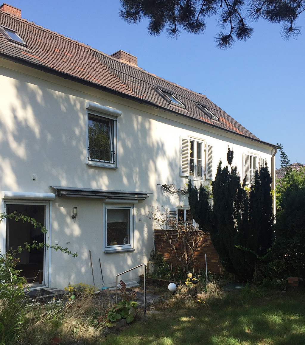 Ein hübsches Doppelhaus aus den späten 1920er Jahren: links mit neuen Kunststofffenstern und Kunststoff-Rollläden im Zeitalter des Baumarkt-Niveaus gelandet (Bild: Ursula Baus