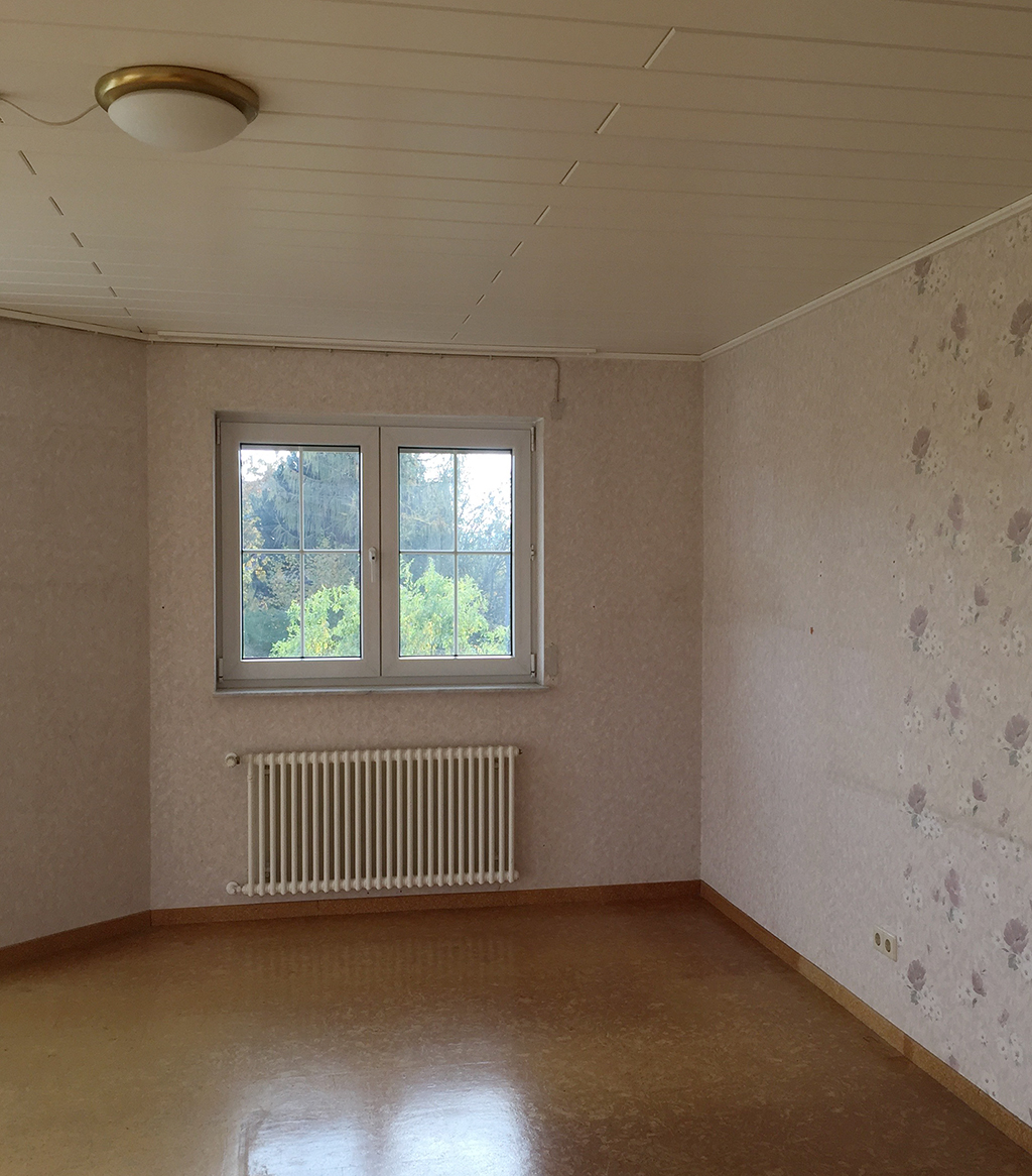 Nichts gegen Tapenwechsel! Aber wenn gute Holzfenster durch wärmetechnisch schlechte Kunststoff-Sprossenfenster aus ersetzt und ein Holzboden mit PVC-Boden im Korklook ersetzt werden, wendet sich der Käufer mit Grausen. (Bild: Ursula Baus)