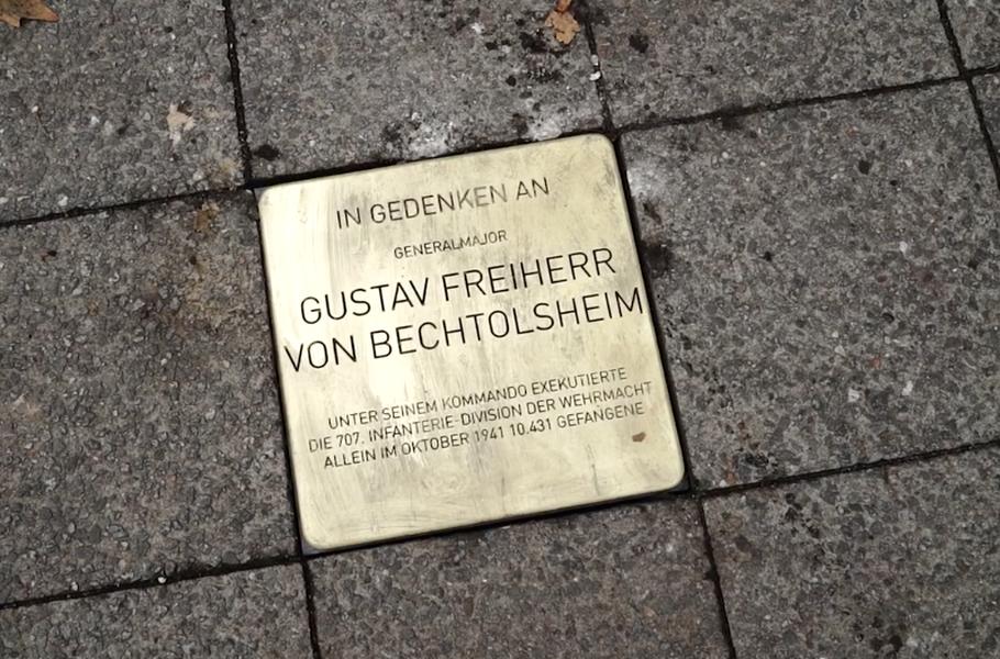 Kunstaktion der Künstlergruppe "Rocco und seine Brüder": "Wehrmachtsstolpersteine" vor der AfD-Zentrale in Berlin (Bild: Rocco und seine Brüder)