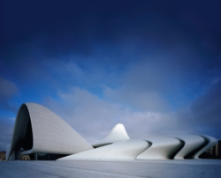 Zaha Hadid Architects: Heydar Aliyev Centre, Baku, 2012 (Bild: Lars Müller Publishers: Zaha Hadid Architects)