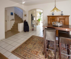 Türen und mit Naturstein belegte Treppe lassen den Anspruch des ursprünglichen Hauses ahnen. Bei der Bodensanierung in Richtung "pflegeleicht" wurde das Wohnzimmer mit dem Badezimmer verwechslt? (Bild: privat)