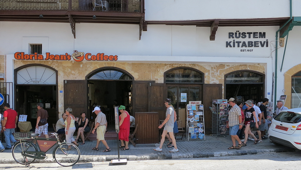 Das Rüstem Kitabevi liegt an der Kyrenia-Straße im Zentrum Nikosias. (Bild: Olaf Bartels)