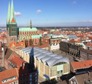 Blick von *** Richtung Sankt Marien. Das Motel One war 2017 – im Bild links von den Tonnendächern des Kaufhauses P&C gelegen, noch Baustelle. (Bild: Wilfried Dechau)