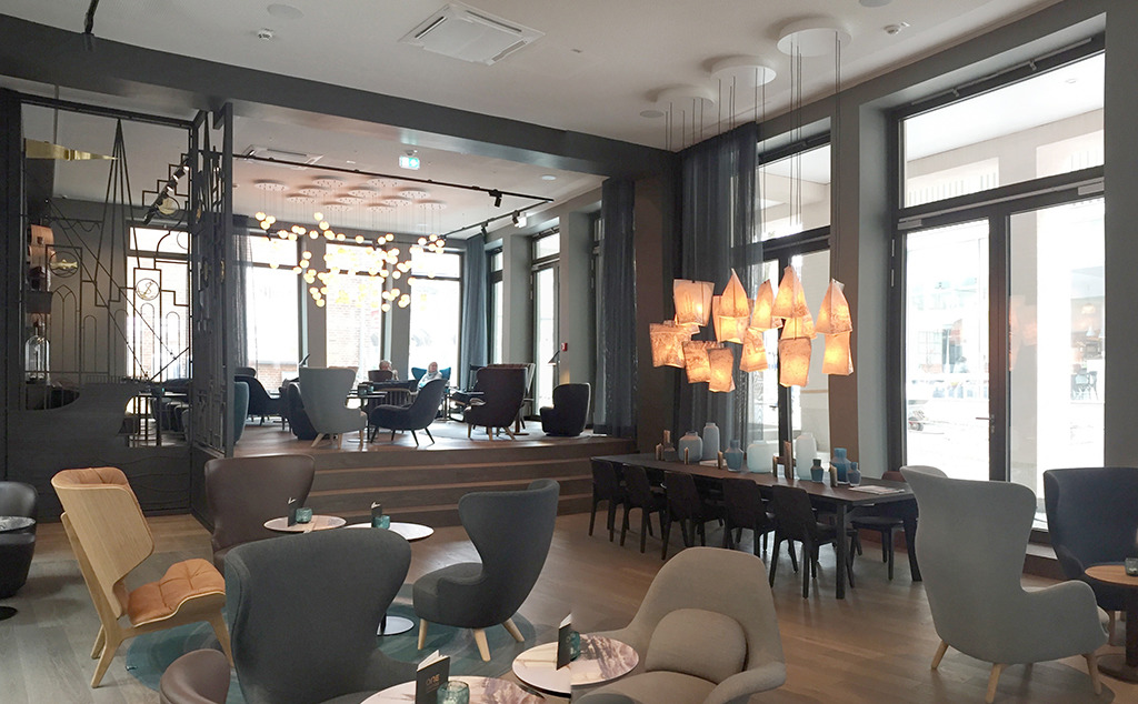 Im Interieur müht sich das Motel One um ortstypische Motive. Die Absicht, Gästen ein wiedererkennbares "Hotel-Zuhause" zu bieten, dominiert wie in den Zimmern. (Bild: Wilfried Dechau)