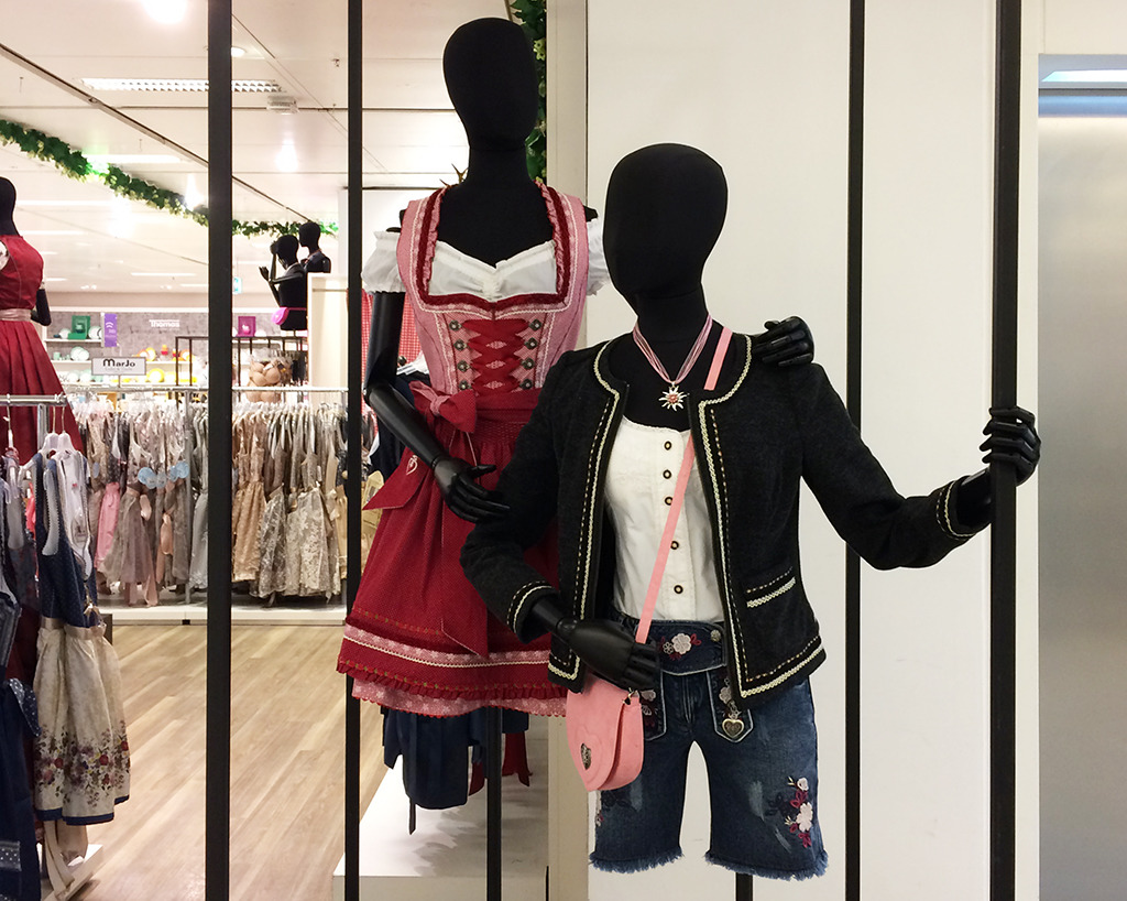 In bestimmten Jahreszeiten ein Kleidersortiment in Kaufhäusern zwischen Flensburg und Berchtesgaden: die bayerische Trachtenmode (Bild: Ursula Baus)