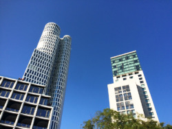 Neue Hochhaus-Eitelkeiten am Breitscheidplatz: links das knapp 120 m hohe "Upper West" von Christoph Langhof mit Hotel- und Büroetagen, rechts der gleichhohe "Zoofenster"-Turm von Christoph Mäckler für das Hotel Waldorf-Astoria (Bild: Ursula Baus) 