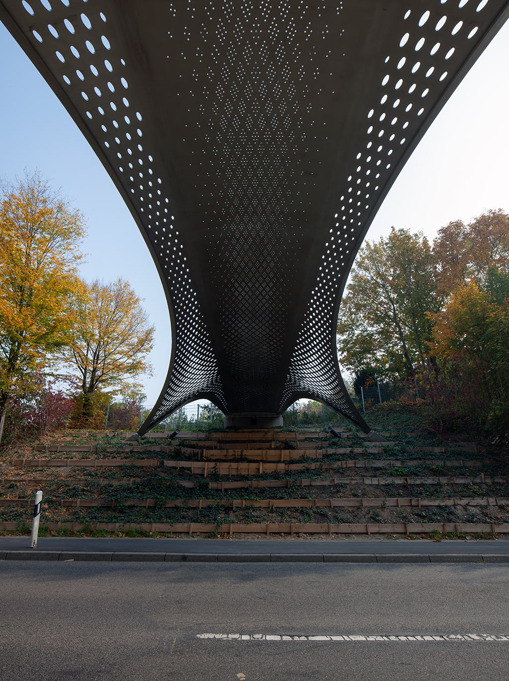 In der Untersicht der Brücke von der Gerlinger Straße aus erschließt sich der transluzente Reiz der Brücke. (Bild: Wilfried Dechau)