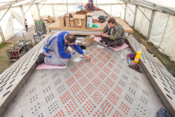 Bearbeitung der Oberflächen. In die Stahllöcher wurden passgenaue Glaspropfen gesetzt. (Bild: Wilfried Dechau)