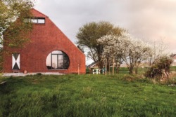 Preisträger 2018: Thomas Kröger Architekten aus Berlin bauten ein Haus am Deich in Ostfriesland. (Bild: DAM Presse)