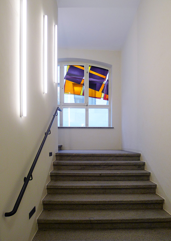 Farbige Fenster im Treppenhaus (Bild: Ursula Baus)