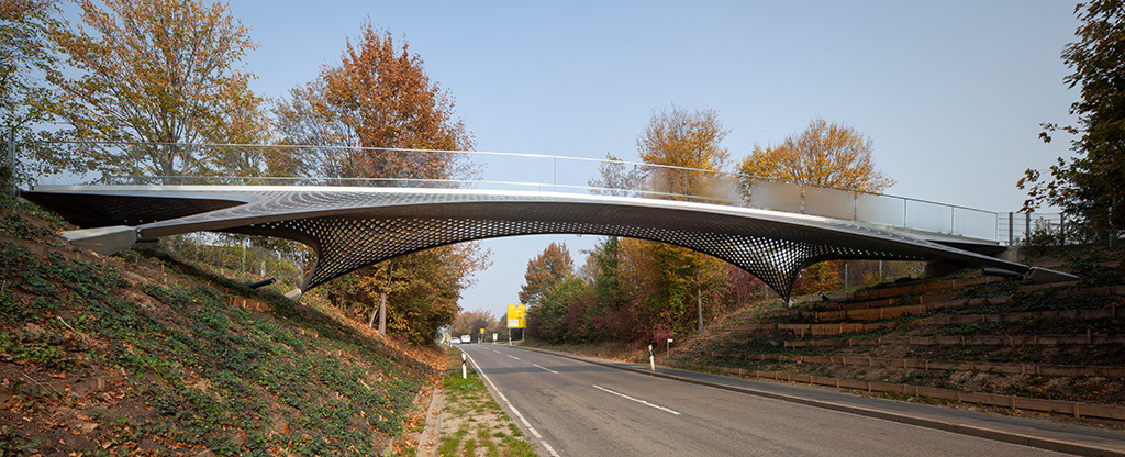 Trumpf Steg in Ditzingen von schlaich bergermann partner, Stuttgart/ Berlin, und den Architekten Barkow Leibinger, Berlin (Bild: Wilfried Dechau)