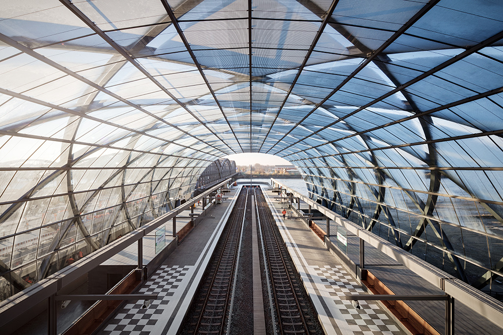 Blick von der Brücke auf die Gleise