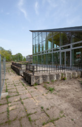 Terrasse und Vorfeld des Zentrums, Mai 2019 (Bild: Wilfried Dechau)