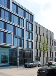 Büro- und Wohnungsbau aus einer Hand; die Erdgeschossnutzung soll dem urbanen Umfeld Rechnung tragen.. (Bild: Ursula Baus)