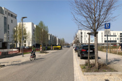 Fahrbahn, Parkplatz-Streifen, Gehweg, Randbebauung – fertig ist der Stadtraum. (Bild: Ursula Baus)